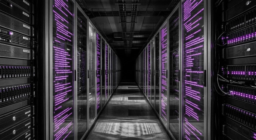 Corredor escuro de data center com painéis exibindo milhares de linhas de código brilhando em roxo, simbolizando os desenvolvedores autônomos da startup Factory.